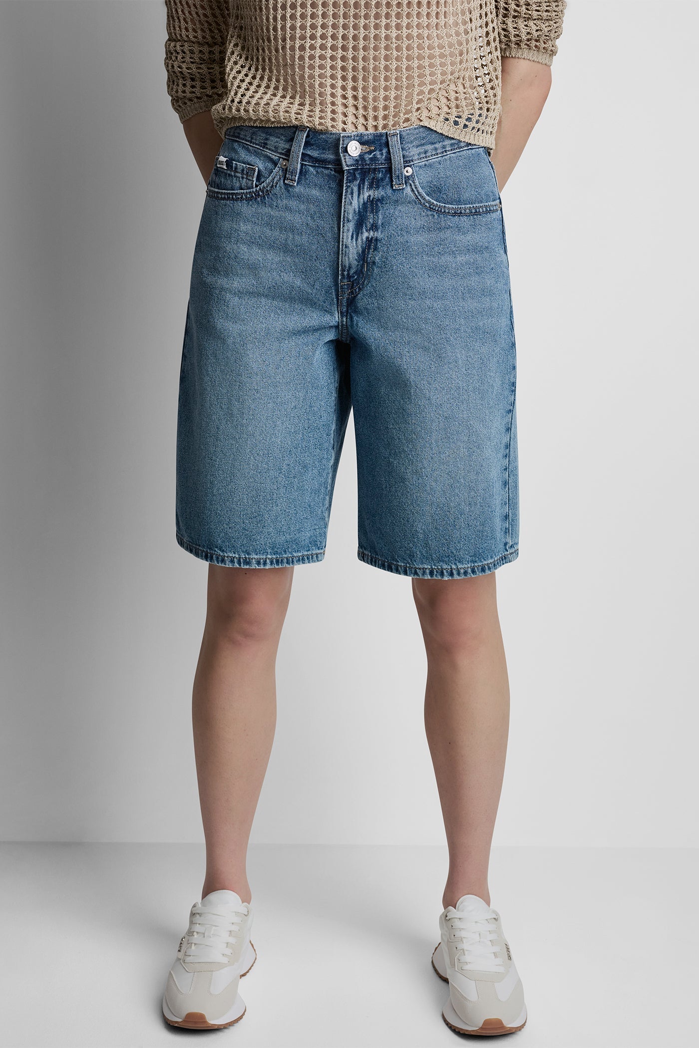 MID-RISE RELAXED DENIM SHORT