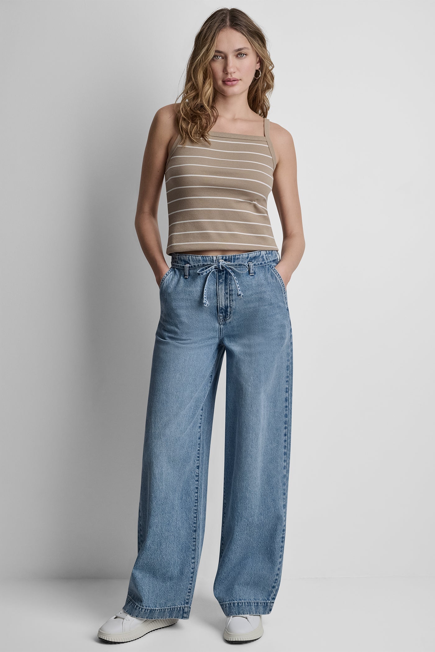 HIGH-RISE WIDE LEG JEAN