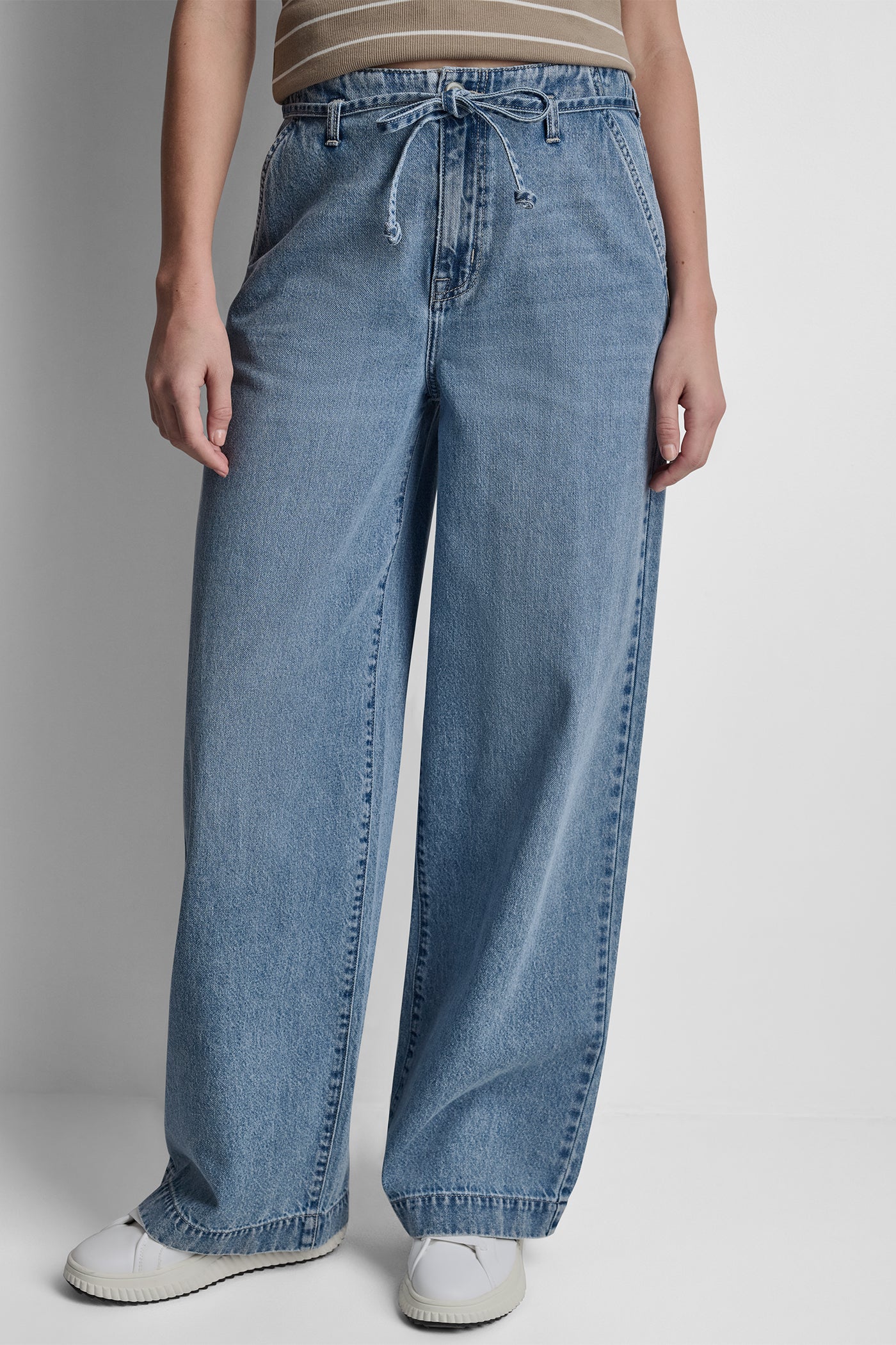 HIGH-RISE WIDE LEG JEAN