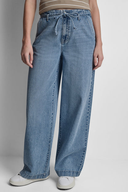 HIGH-RISE WIDE LEG JEAN
