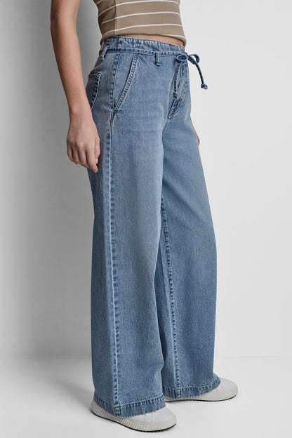 HIGH-RISE WIDE LEG JEAN