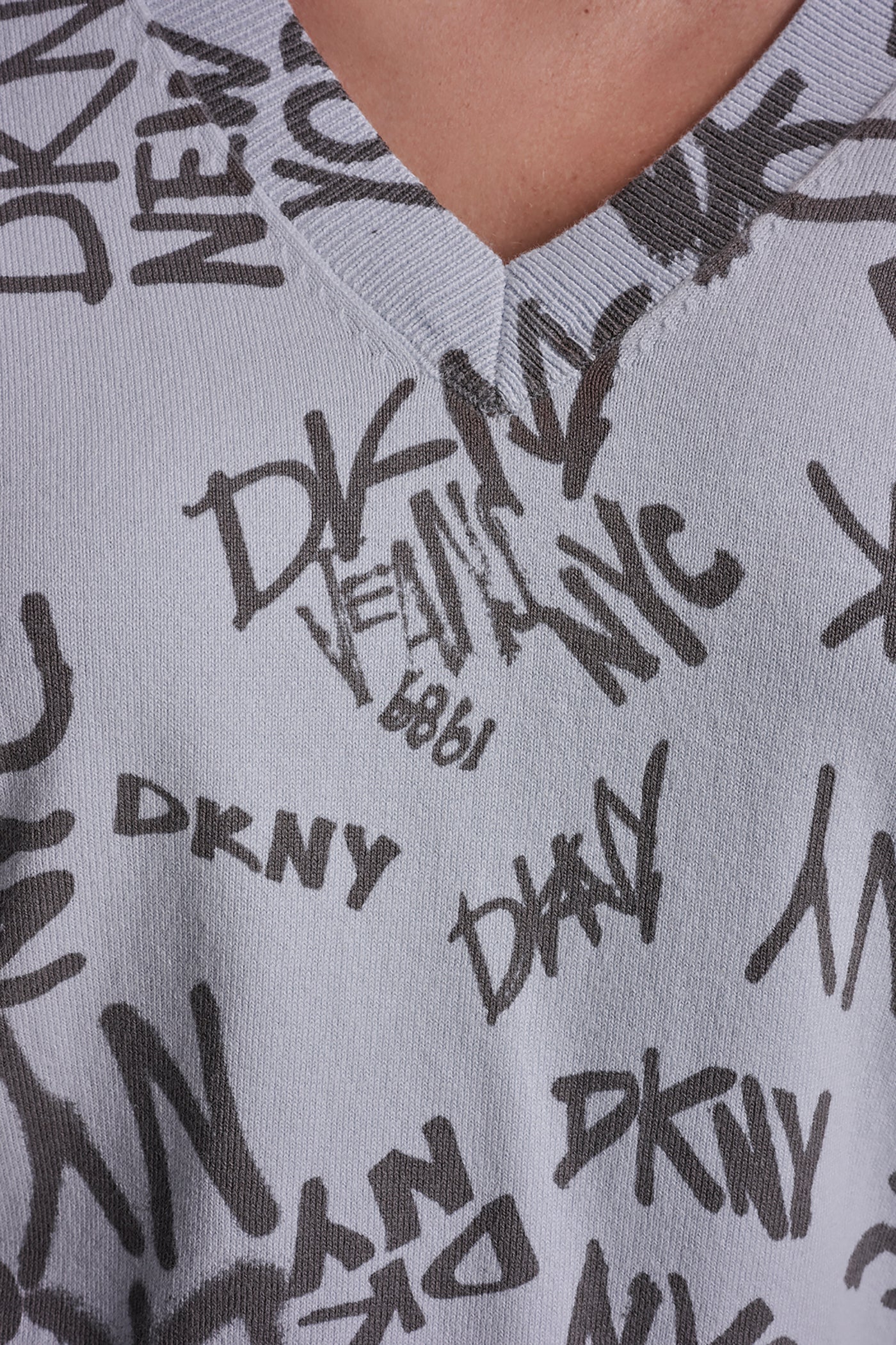 LOGO PRINTED V NECK PULLOVER