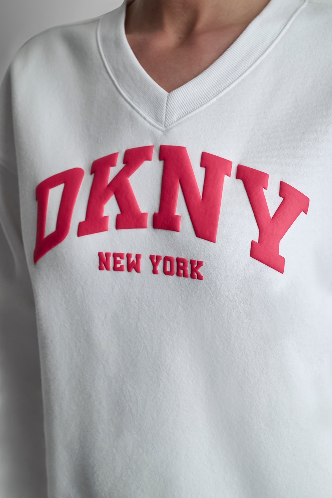 PUFF VARSITY LOGO V-NECK PULLOVER