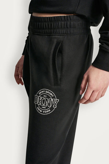 COLLEGIATE MEDALLION HIGH-RISE LOGO RELAXED JOGGER