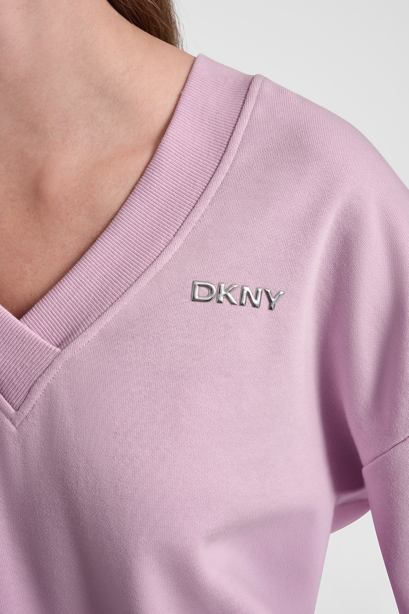 METALLIC BUBBLE LOGO V-NECK PULLOVER