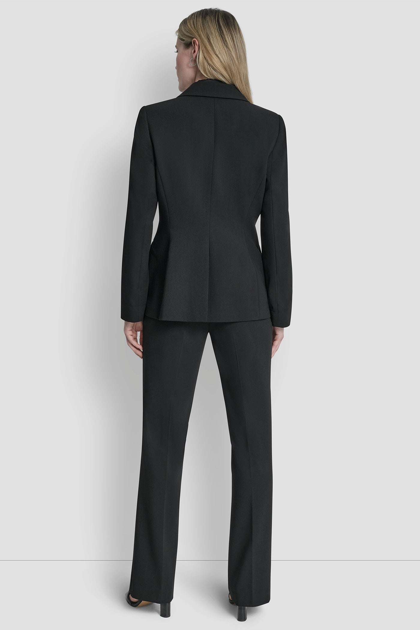 SINGLE BUTTON BLAZER
