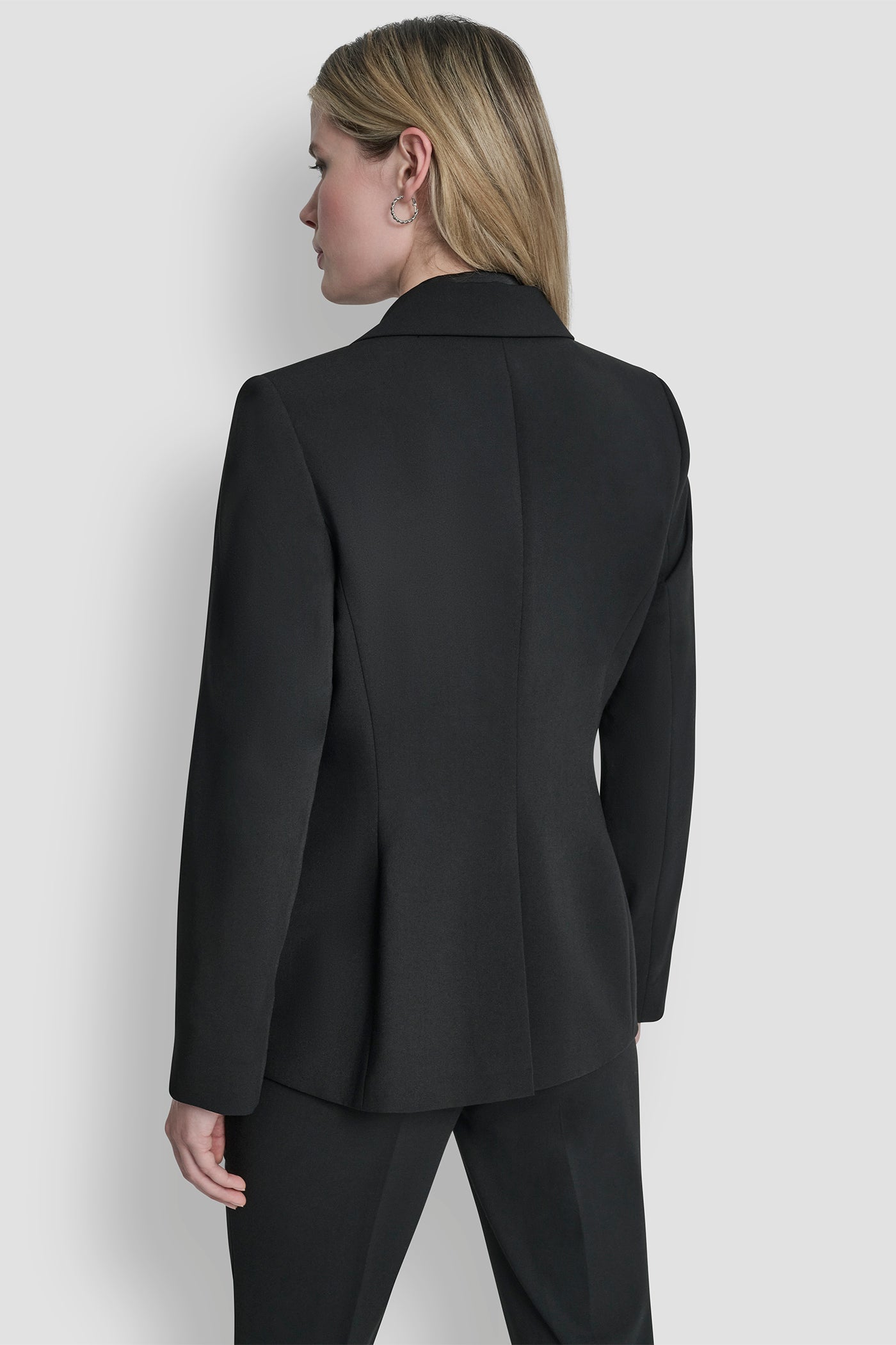SINGLE BUTTON BLAZER
