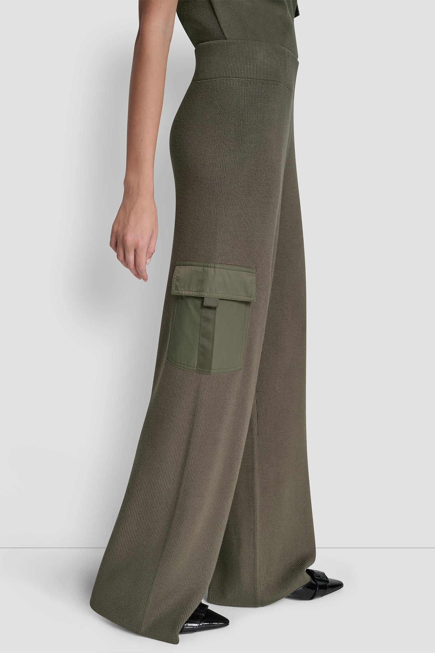 HIGH-RISE CARGO SWEATER PANT